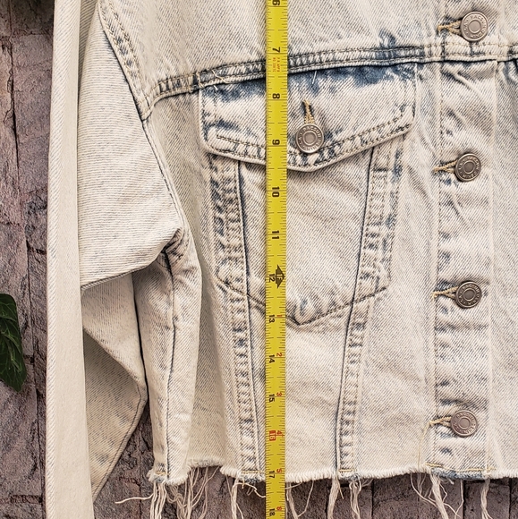 Acid-Wash Cropped Denim Jacket - Picture 5 of 10